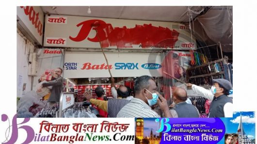 ইংরেজিতে লেখা সাইনবোর্ডে লাল কালি দিচ্ছেন বীর মুক্তিযোদ্ধারা