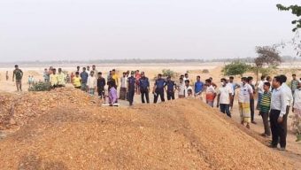 তাহিরপুরের জাদুকাটায় ৩৫ লাখ টাকার অবৈধ বালু-পাথর নিলামে বিক্রি