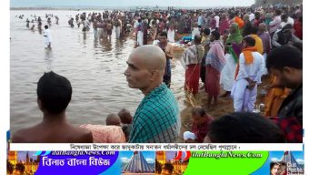 সুনামগঞ্জে নিষেধাজ্ঞা উপেক্ষা করে পণাতীর্থে পুণ্য স্নানে কয়েক হাজার নারী-পুরুষ