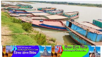 ধোপাজান চলতি নদীতে পুুলিশের অভিযানে ১০টি বালু ভর্তি নৌকা আটক