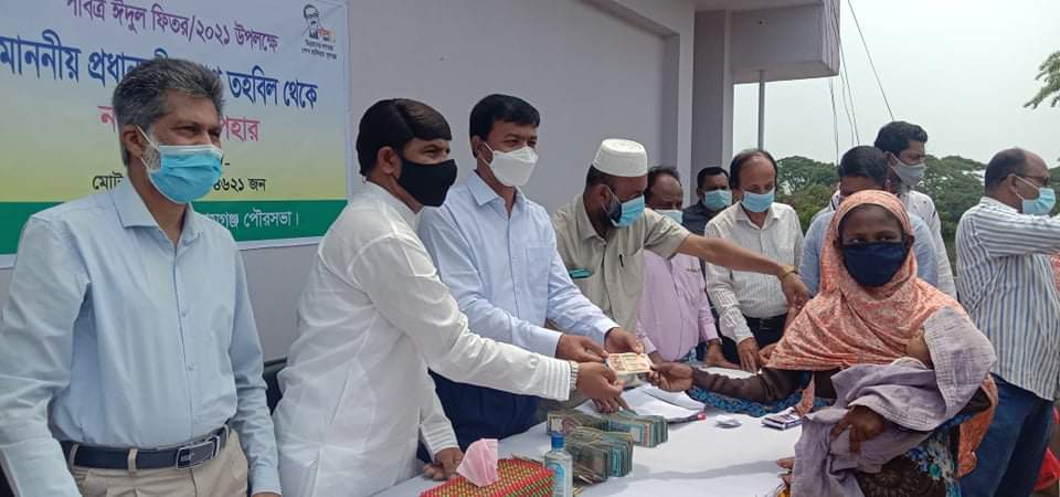 প্রধানমন্ত্রীর ত্রাণ তহবিলের উপহার পেলেন সুনামগঞ্জ পৌরসভার সাড়ে চার হাজার পরিবার