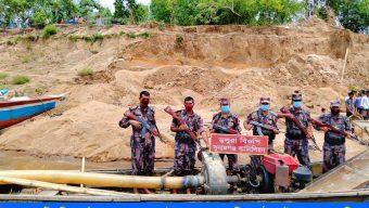 সুনামগঞ্জ সীমান্তে ১৪ লক্ষ টাকার চোরাই পণ্য আটক করেছে বিজিবি