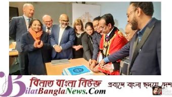 কুইন এলিজাবেথের প্লাটিনাম জুবিলি উপলক্ষে টাউন হলে কেক কাটলেন টাওয়ার হ্যামলেটস্ কাউন্সিলের স্পিকার