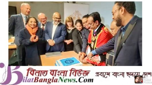 কুইন এলিজাবেথের প্লাটিনাম জুবিলি উপলক্ষে টাউন হলে কেক কাটলেন টাওয়ার হ্যামলেটস্ কাউন্সিলের স্পিকার