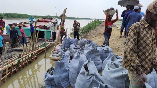 সুনামগঞ্জে ডুবছে হাওর,কাঁদছে কৃষক