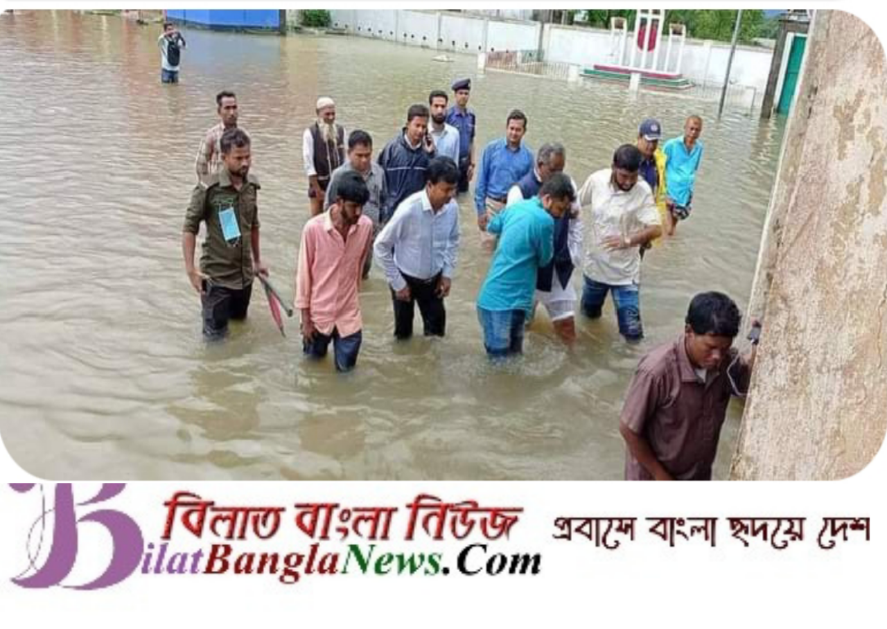 বন্যায় ক্ষতিগ্রস্ত দুঃস্থ ও অসহায় পরিবারের মাঝে পানির মধ্যেই জেলা প্রশাসক
