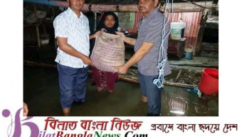 রাতের আধাঁরে বানভাসী মানুষদের খাবার দিলেন ডিসি ও মেয়র