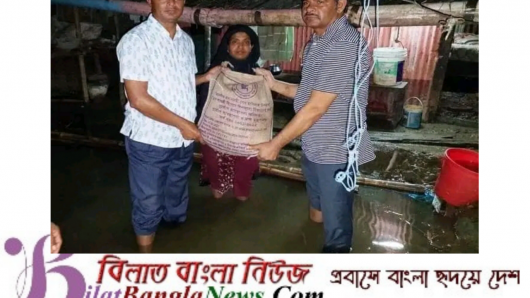 রাতের আধাঁরে বানভাসী মানুষদের খাবার দিলেন ডিসি ও মেয়র