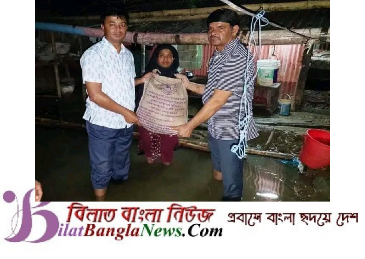 রাতের আধাঁরে বানভাসী মানুষদের খাবার দিলেন ডিসি ও মেয়র