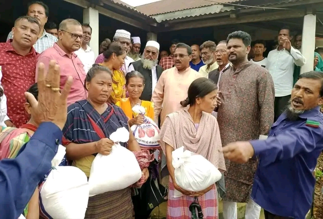 তাহিরপুর উপজেলায় ৩ হাজার ত্রাণ সামগ্রী বিতরণ করেন- এমপি রতন