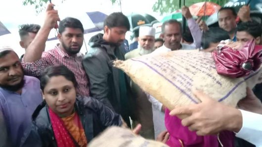 দোয়ারাবাজারে বন্যাকবলিত পানিবন্দি জনসাধারণের মধ্যে এমপি মানিকের ত্রাণ বিতরণ