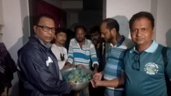 ছাতকে ভয়াবহ বন্যায় আশ্রয় কেন্দ্রে হাজার-হাজার লোক,পৌর মেয়র কালাম চৌধুরীর ত্রাণ বিতরণ