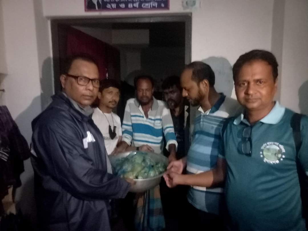 ছাতকে ভয়াবহ বন্যায় আশ্রয় কেন্দ্রে হাজার-হাজার লোক,পৌর মেয়র কালাম চৌধুরীর ত্রাণ বিতরণ