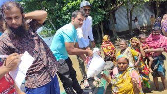 ৩৩৩ নম্বরে কল প্রাপ্ত হয়ে দুর্গম হাওরাঞ্চলের গ্রামে ত্রাণ নিয়ে হাজির ইউএনও
