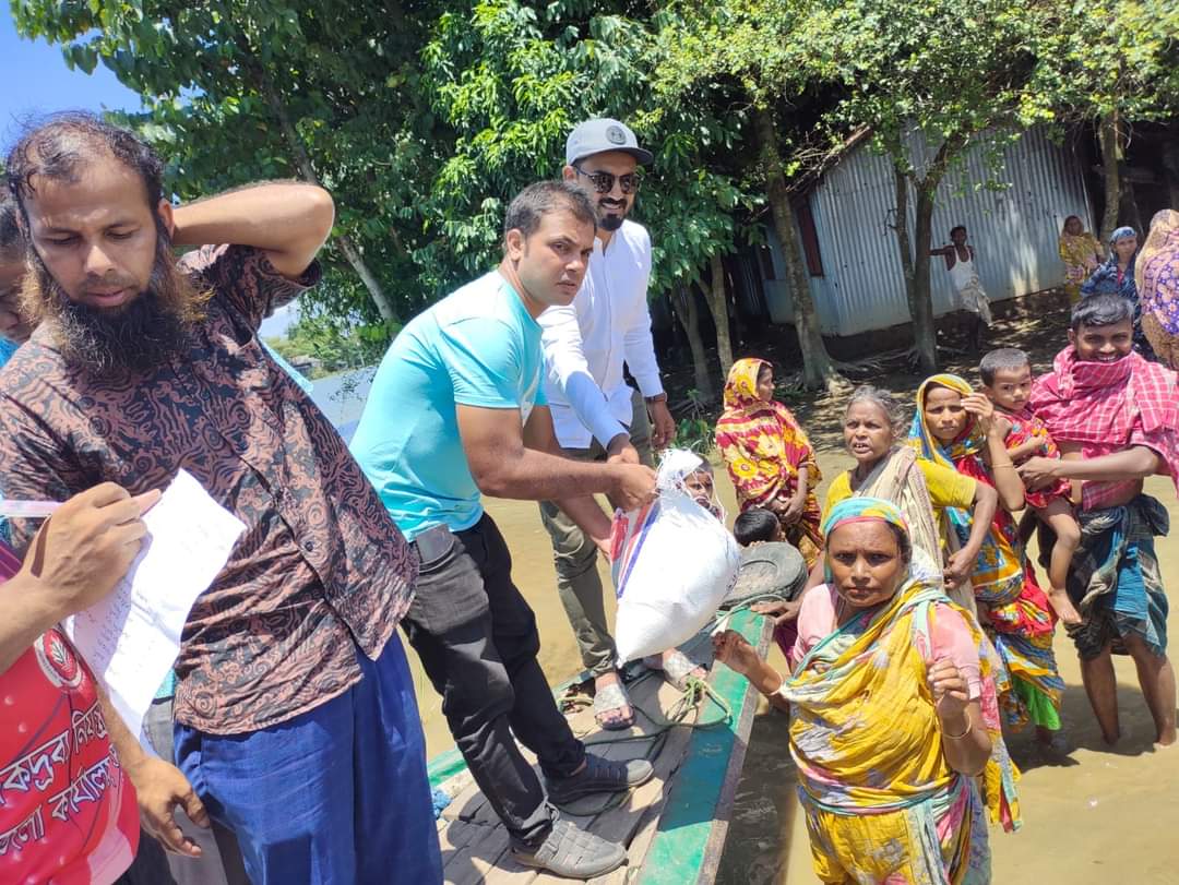 ৩৩৩ নম্বরে কল প্রাপ্ত হয়ে দুর্গম হাওরাঞ্চলের গ্রামে ত্রাণ নিয়ে হাজির ইউএনও