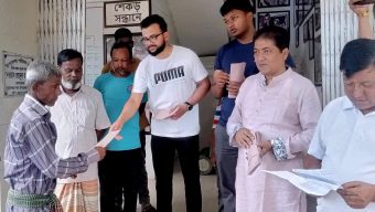 সুনামগঞ্জে শতাধিক বানভাসিদের মাঝে নগদ অর্থ তুলে দেন চপল