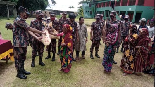 সুনামগঞ্জের বানভাসির পাশে নিরলস সেবা দিয়ে যাচ্ছে বিজিবি জোয়ানরা