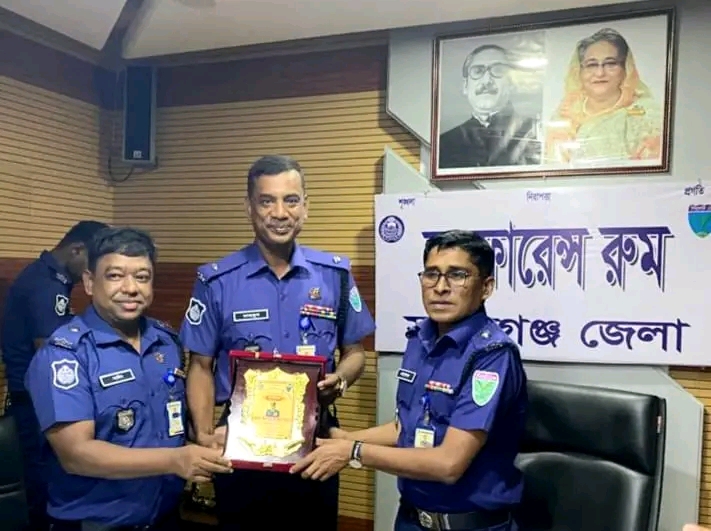 সুনামগঞ্জ জেলায় শ্রেষ্ঠ অফিসার ইনচার্জ পুরস্কার গ্রহণ করলেন ছাতক থানার অফিসার ইনচার্জ মোহাম্মদ মাহবুবুর রহমান
