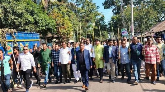 সুনামগঞ্জে বিএনপি জামাতের নৈরাজ্যের প্রতিবাদে মুকুট এর নেতৃত্বে লাঠি মিছিল