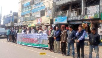 নির্ধারিত সময়ে ফসল রক্ষা বাঁধের কাজ শুরু না হওয়ায় হাওর বাঁচাও আন্দোলন মানববন্ধনে কঠিন হুঁশিয়ারি