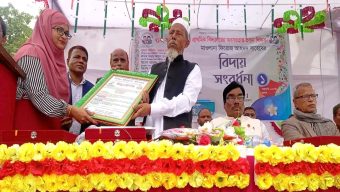 তিনি কাঁদলেন কাঁদালেন