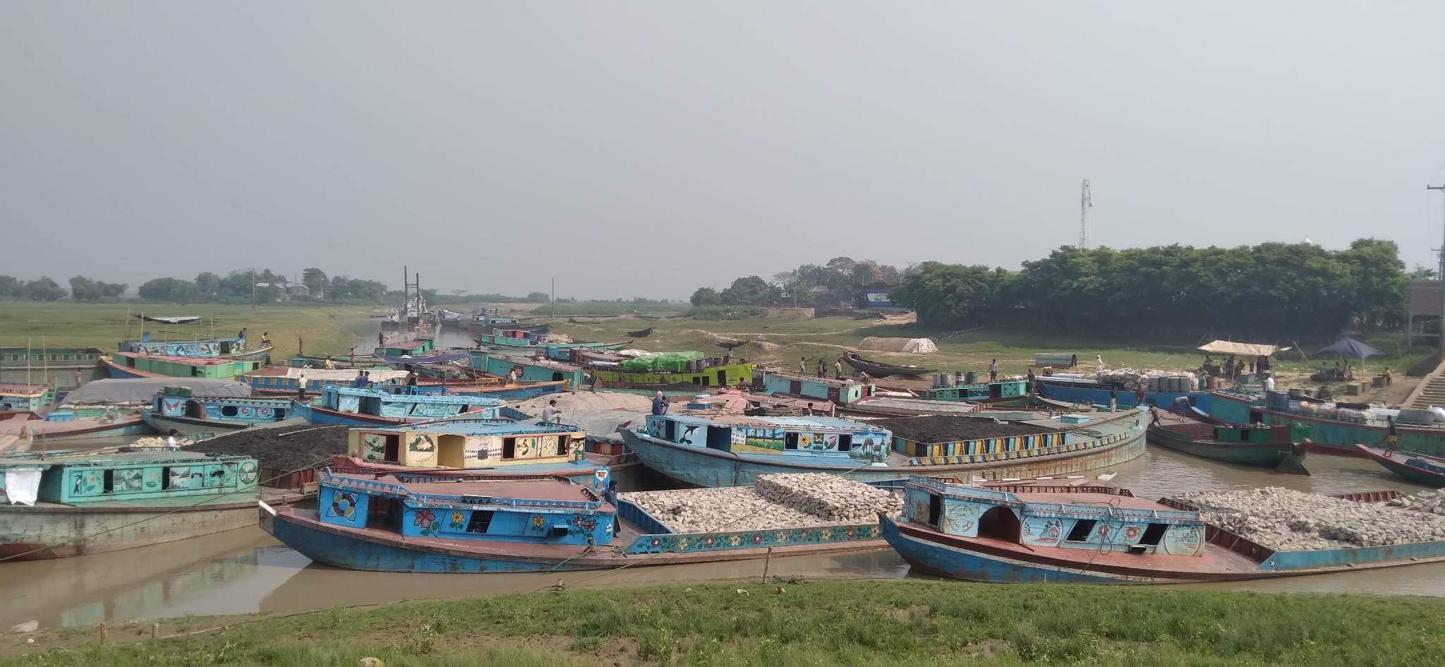 সুনামগঞ্জের পাটলাই নদীর ভয়াবহ নৌ জটে দুর্ভোগ চরমে,সেই সাথে ডাকাত আতংক