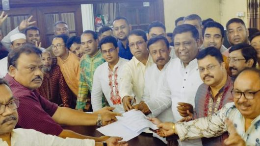 সিলেট সিটি নির্বাচন:আ’লীগের মনোনয়নপত্র জমা দিলেন আনোয়ারুজ্জামান চৌধুরী