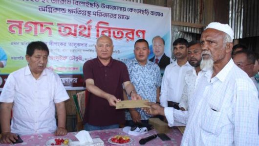 বিলাইছড়িতে অগ্নিকান্ডে ক্ষতিগ্রস্তদের অর্থ ও খাদ্য সহায়তা প্রদান করেছেন দীপংকর তালুকদার এমপি