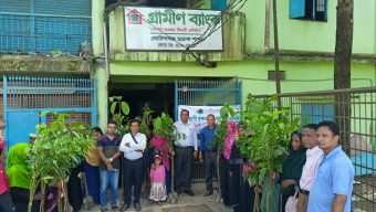 গাছের চারা বিতরণ করলো গ্রামীণ ব্যাংক গোবিন্দগঞ্জ শাখা