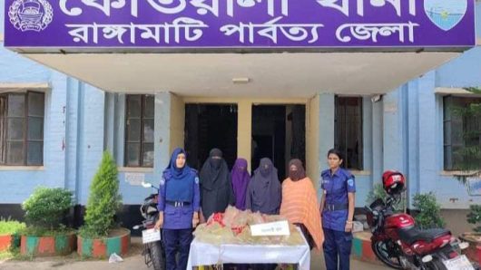 রাঙামাটিতে ৭৩ লিটার চোলাই মদসহ মাদক কারবারি ৪ জন মহিলা আটক