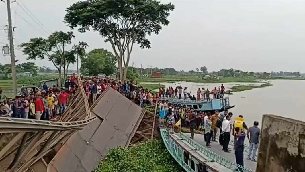 জগন্নাথপুরে  সিমেন্ট ভর্তি ট্রাক সহ বেইলী ব্রিজ ভেঙ্গে  চালক হেলপার নিহত