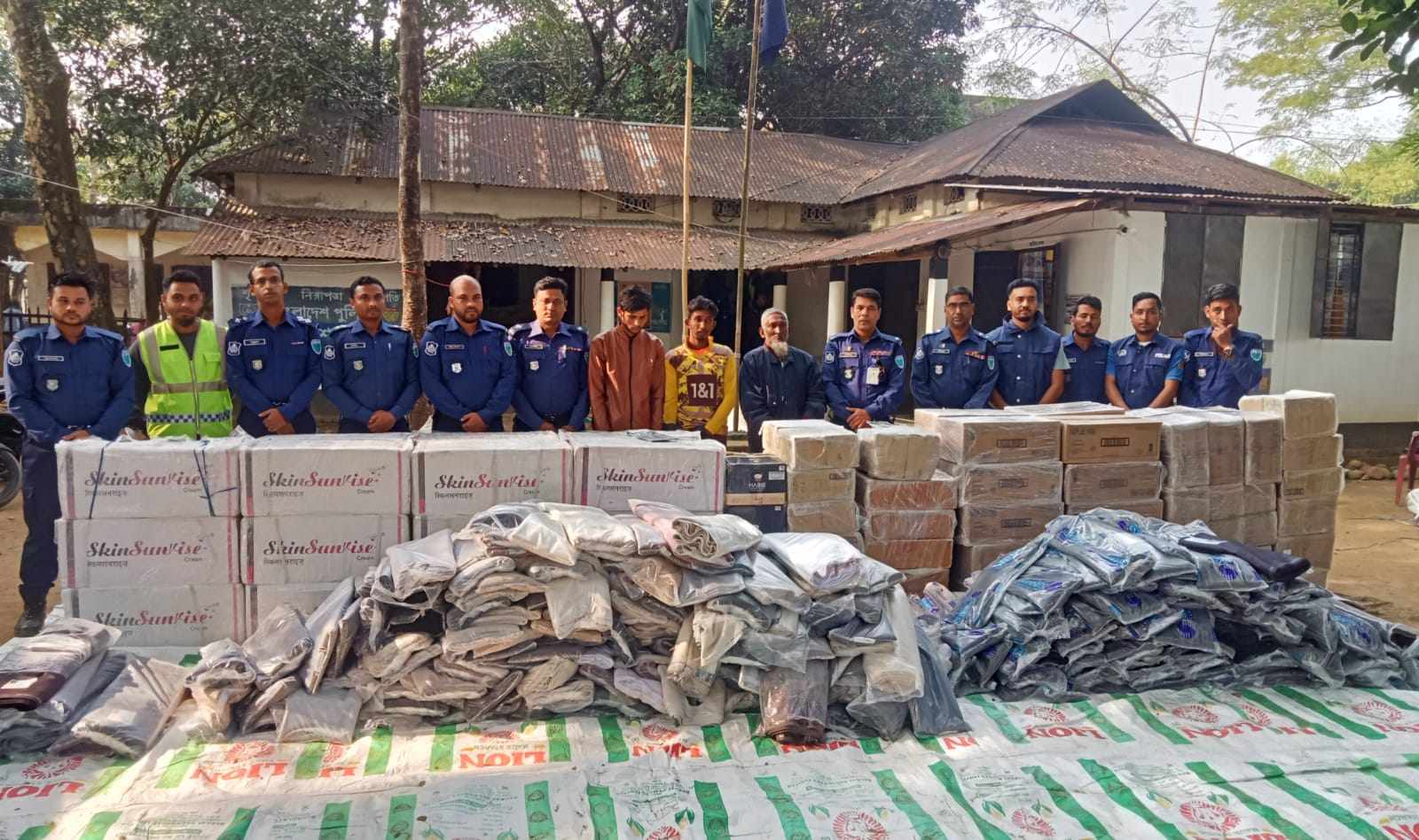 যাদুকাটা নদীতে অভিযান চালিয়ে কোটি টাকার ভারতীয় পণ্যসহ ৩ চোরাকারবারি আটক