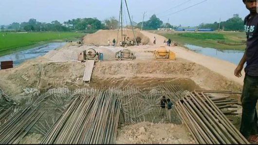 দিরাই শাল্লা সড়কের নির্মানাধীন দুটি সেতু ফসল রক্ষা বাঁধের গলার কাটা হয়ে দাঁড়িয়েছে