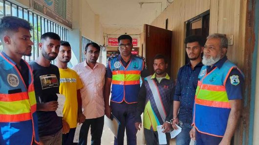 ছাতকে নৌ-পুলিশের হাতে আটক ৪ ভ্রাম্যমান আদালতের জরিমানা