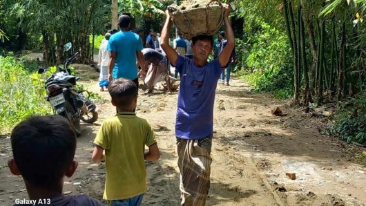 ছাতকে ভাষা সৈনিক মুসলিম চৌধুরী সড়কের সংস্কার কাজ করলো গ্রামবাসী