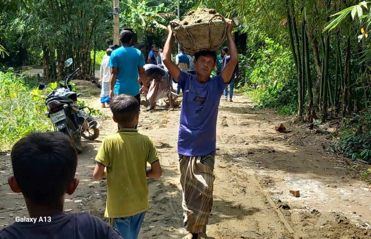 ছাতকে ভাষা সৈনিক মুসলিম চৌধুরী সড়কের সংস্কার কাজ করলো গ্রামবাসী