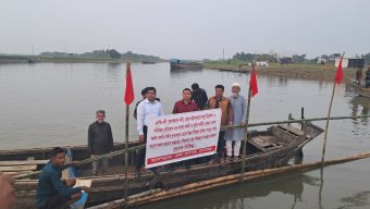 অবৈধ ভাবে বালু-পাথর উত্তোলন কৃত নৌকা প্রবেশ বন্ধে চলতি নদীর মোহনায় বাশেঁর বেড়া।