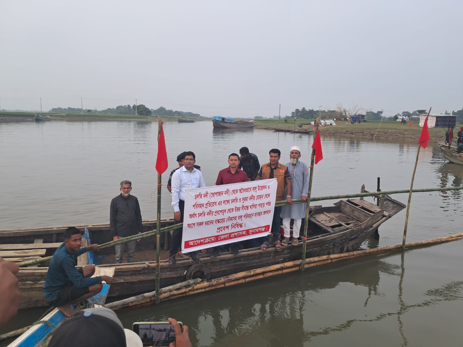 অবৈধ ভাবে বালু-পাথর উত্তোলন কৃত নৌকা প্রবেশ বন্ধে চলতি নদীর মোহনায় বাশেঁর বেড়া।