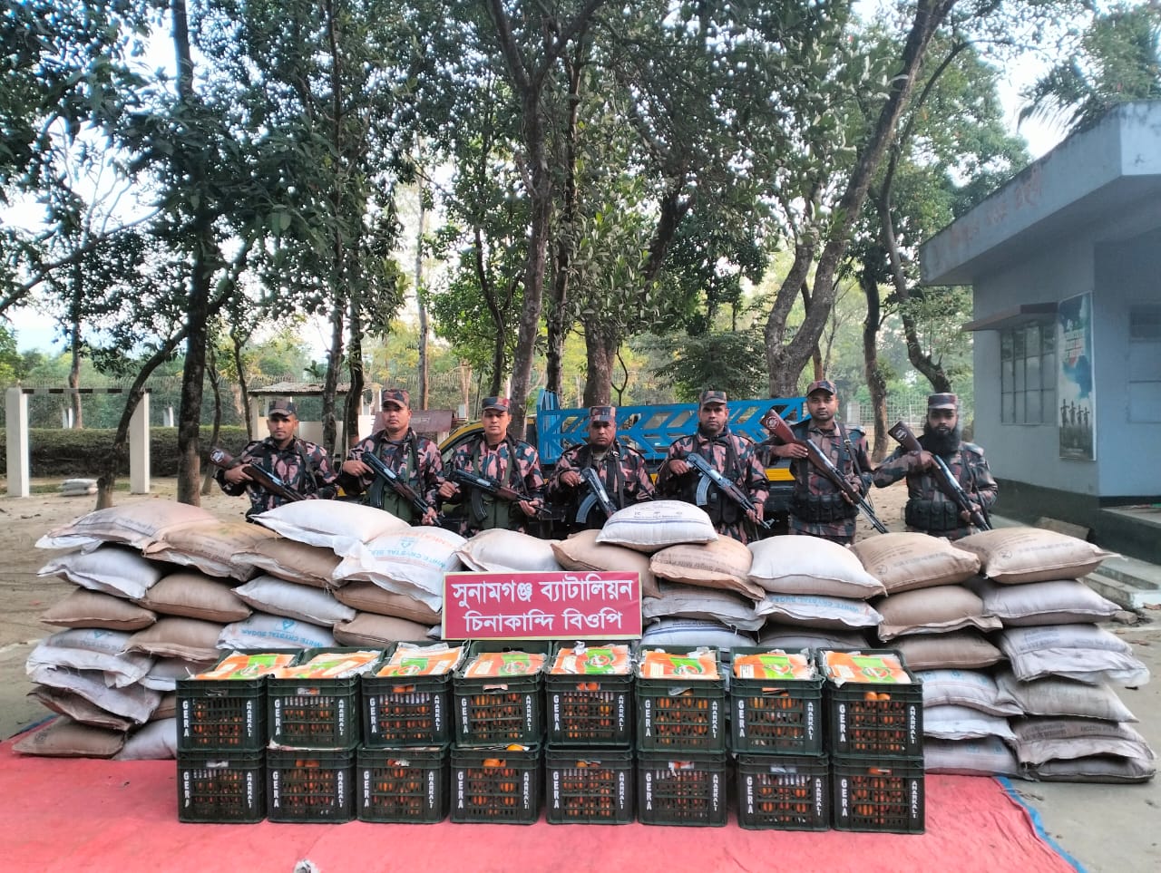 সুনামগঞ্জের বিভিন্ন সীমান্তে বিজিবির অভিযানে ৩১ লক্ষ টাকার নানা পণ্য আটক।