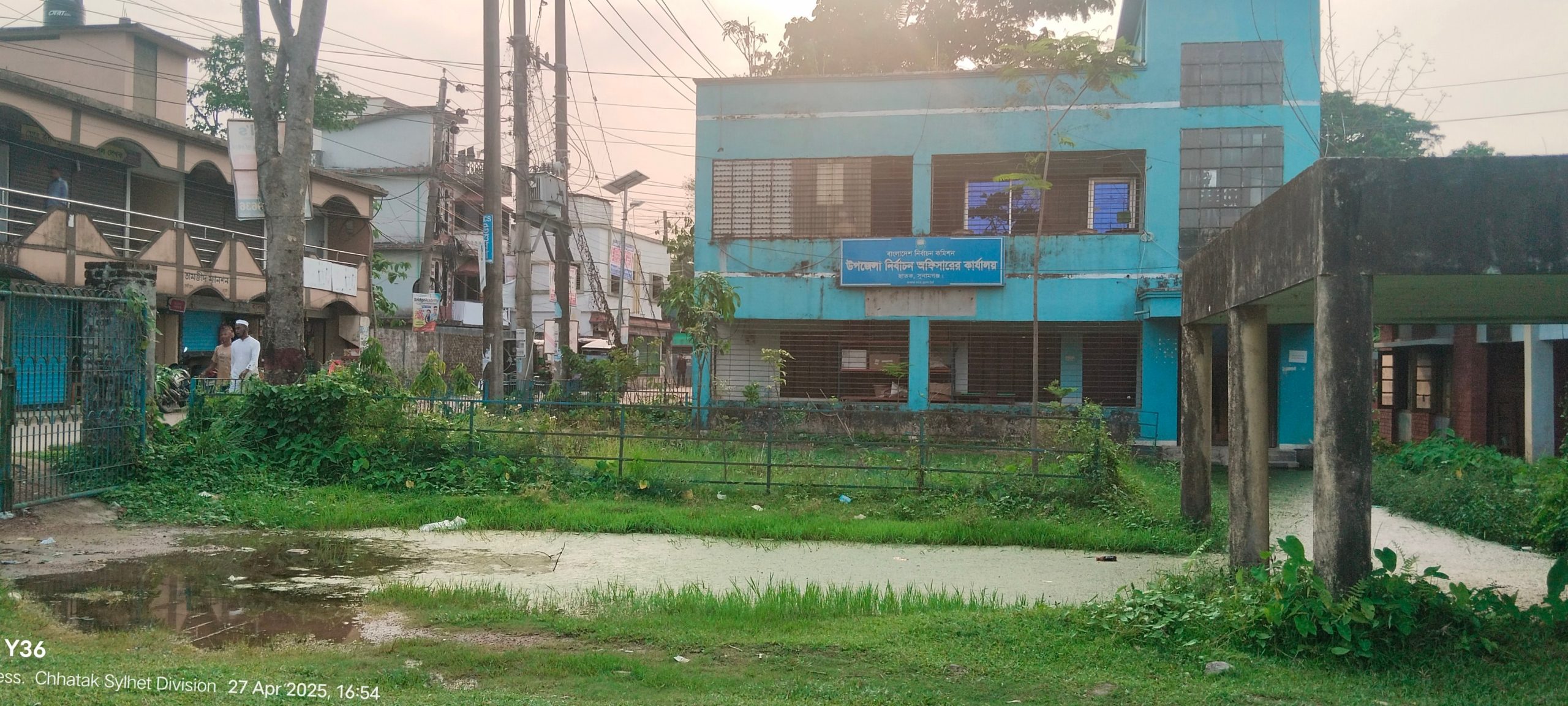 ছাতকে বৃষ্টি হলেই পানিতে ডুবে যায় নির্বাচন অফিসের আঙ্গিনা ও রাস্তা।