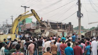 ছাতকে রেলওেয়ের অভিযানে দুইশত  ঘরবাড়ী ও দোকান উচ্ছেদ