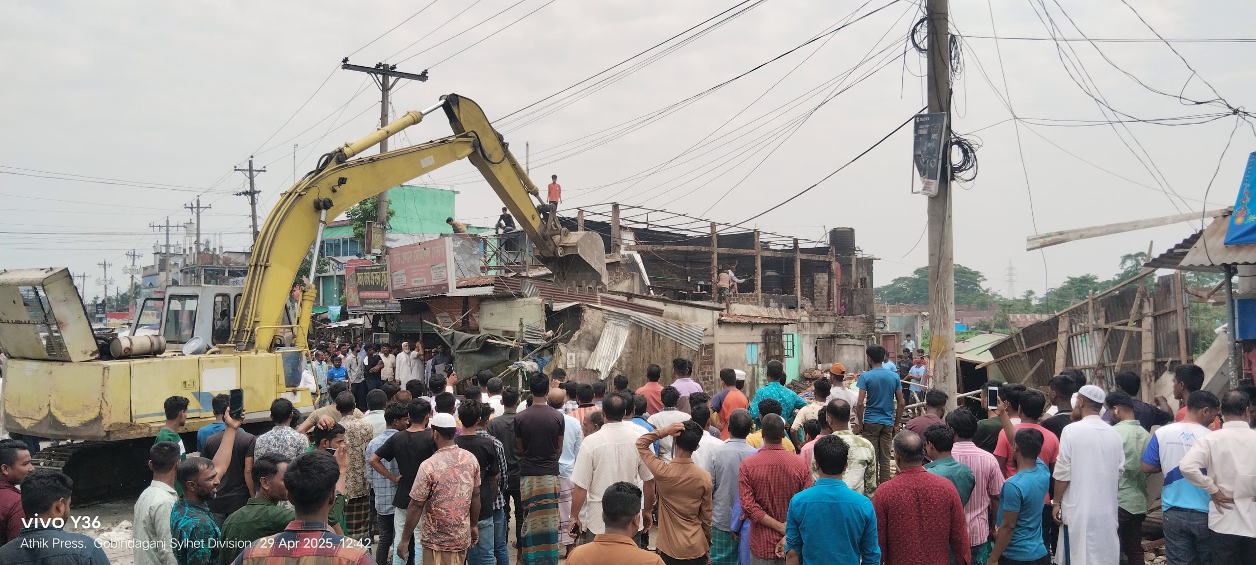 ছাতকে রেলওেয়ের অভিযানে দুইশত  ঘরবাড়ী ও দোকান উচ্ছেদ