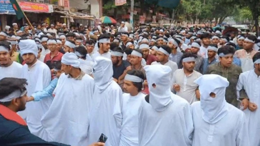 কাফনের কাপড় বেঁধে পলিটেকনিক শিক্ষার্থীদের মিছিল