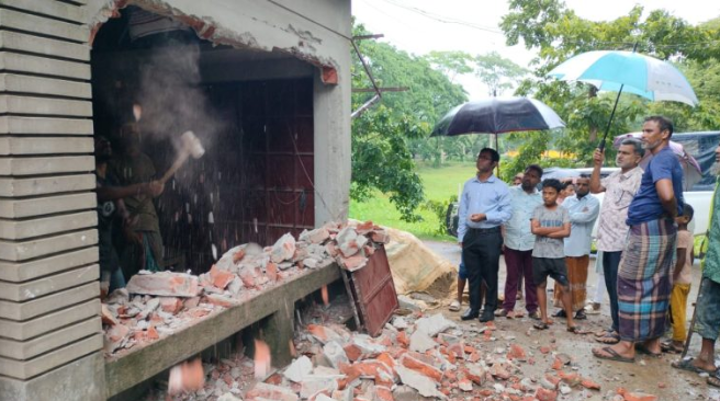 জগন্নাথপুরে সরকারি খালের ওপর নির্মিত অবৈধ চার দোকানঘর উচ্ছেদ