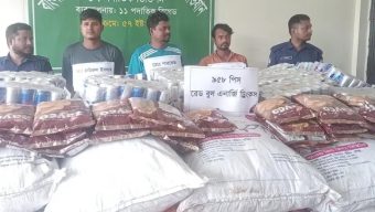 ছাতকে প্রায় ১৯ লক্ষ টাকা মূল্যের ভারতীয় চোরাই পণ্যসহ ৩ জনকে আটক করেছে সেনাবাহিনী।