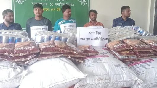 ছাতকে প্রায় ১৯ লক্ষ টাকা মূল্যের ভারতীয় চোরাই পণ্যসহ ৩ জনকে আটক করেছে সেনাবাহিনী।