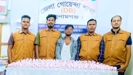 সুনামগঞ্জ  ডিবি পুলিশের অভিযানে ৩০০ বোতল দেশীয় চোলাই মদসহ একজন গ্রেফতার।