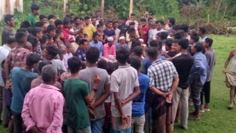 বিদ্যালয়ে দিন-দুপুরে চুরি, চোর আটক অতপর পুলিশে সোপর্দ