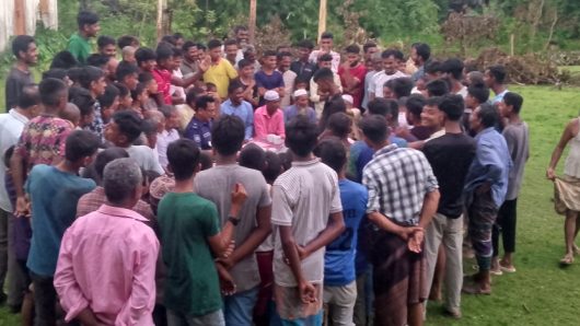 বিদ্যালয়ে দিন-দুপুরে চুরি, চোর আটক অতপর পুলিশে সোপর্দ
