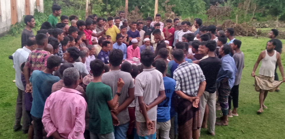 বিদ্যালয়ে দিন-দুপুরে চুরি, চোর আটক অতপর পুলিশে সোপর্দ